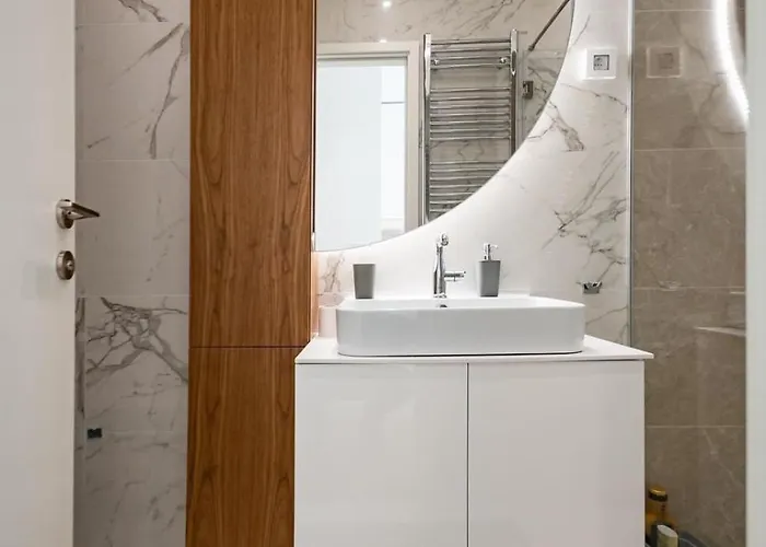 West 21 Tower 公寓 *